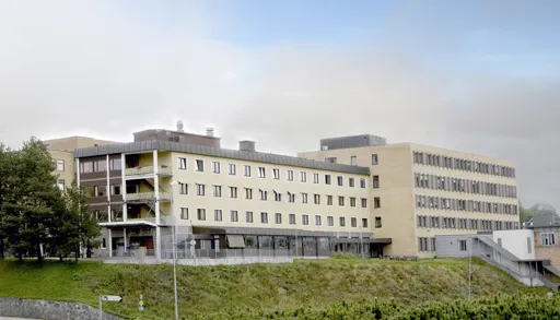 En stor bygning med mange vinduer