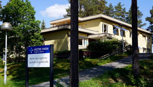 Et skilt foran et hus