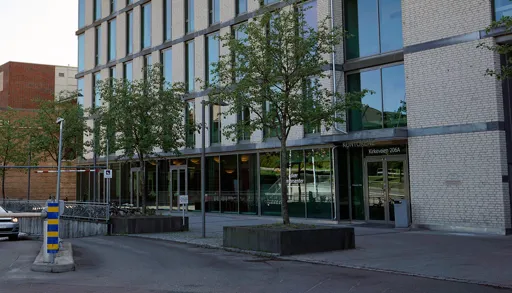 En bygning med trær foran