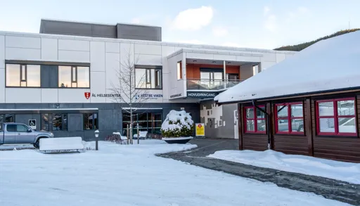 En bygning med parkeringsplass